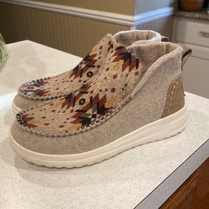 Rare Aztec print hey dudes